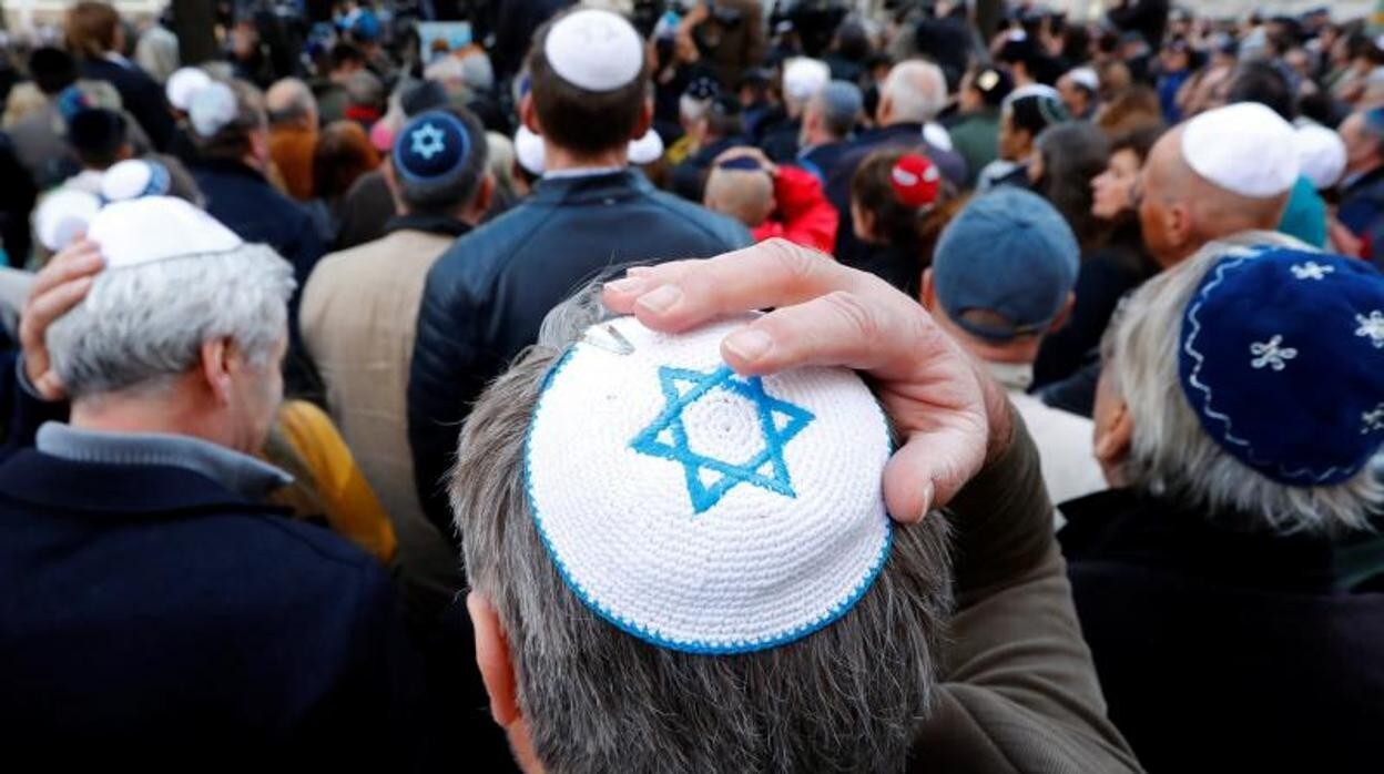 Ciudadanos portando kippas en una manifestación frente a una sinagoga judía en Berlín