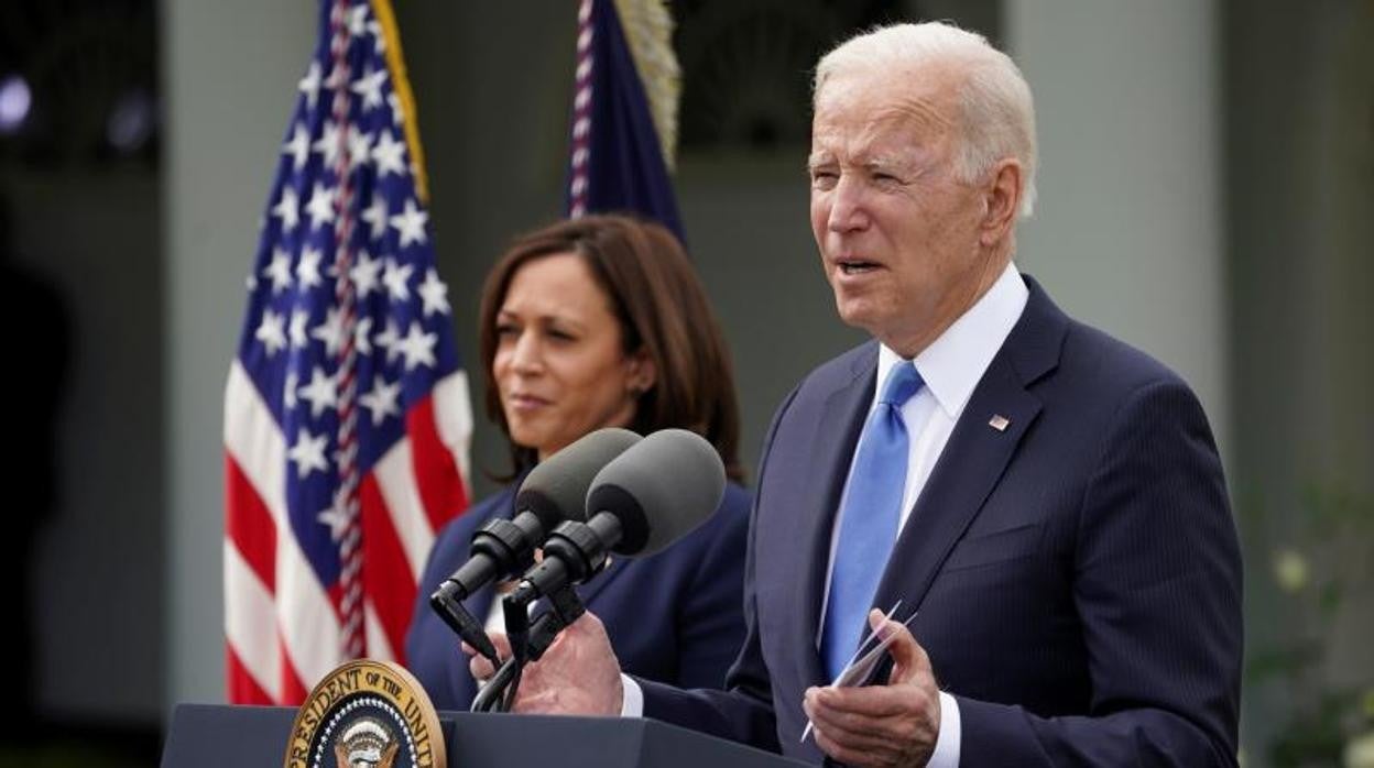 El presidente de EE. UU., Joe Biden, acompañado por la vicepresidenta Kamala Harris