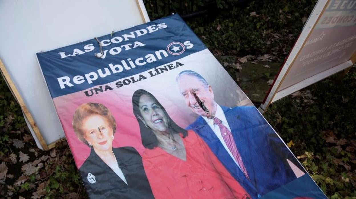 Fotografía de un cartel electoral con las figuras del dictador chileno Augusto Pinochet y la exprimera ministra del Reino Unido, Margaret Thatcher