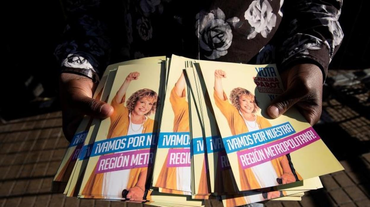 Un hombre reparte folletos electorales el 11 de mayo de 2021 para invitar a los ciudadanos a participar en las mega elecciones que se celebrarán entre el 15 y el 16 de mayo, en Santiago