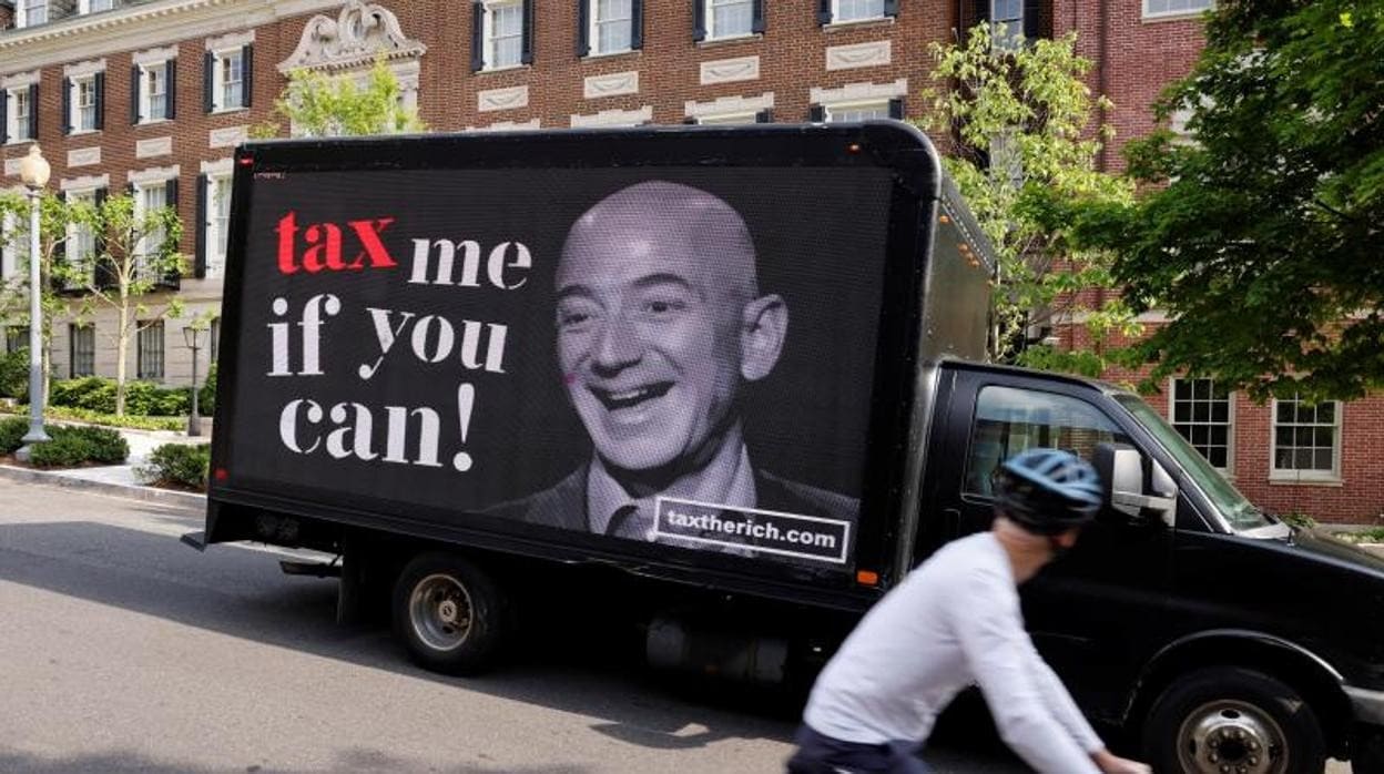 Protesta en EE.UU. a favor de imponer más impuestos a las grandes multinacionales, en este caso a la que preside Jeff Bezos, Amazon