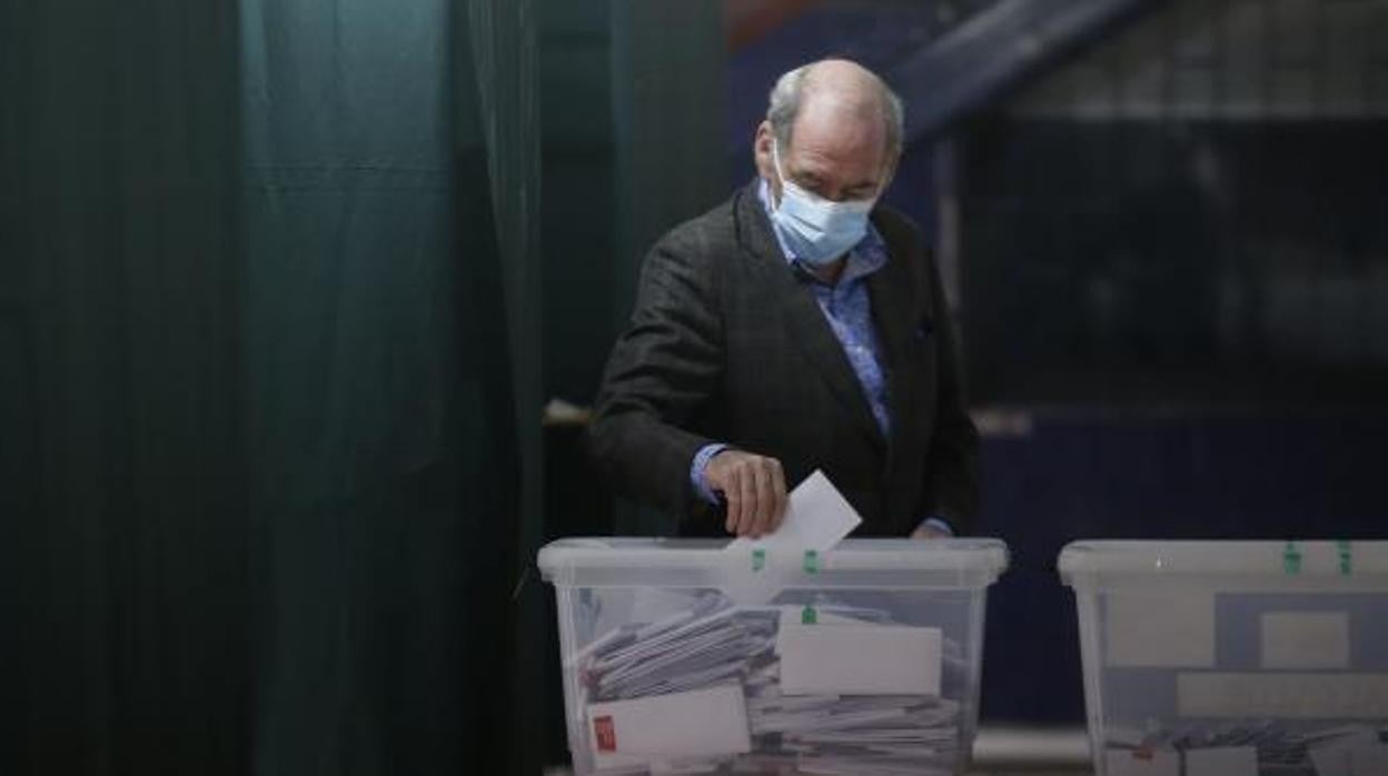 Ciudadanos votan en el Liceo Carmela Carvajal durante las elecciones locales y constituyentes