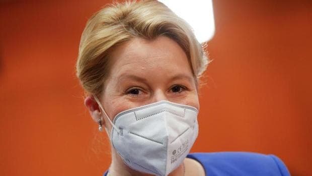 Dimite la ministra alemana de Familia por sospecha de plagio
