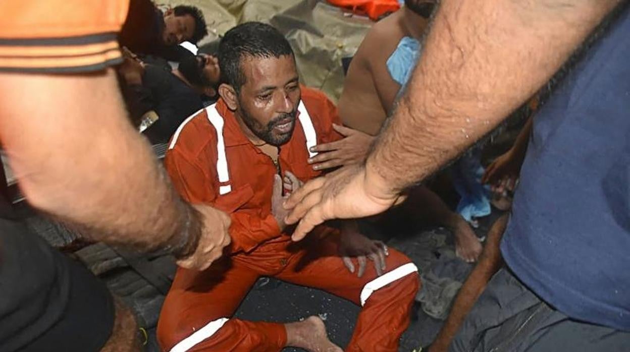 El personal naval a bordo del barco INS Kochi ayuda a las personas heridas rescatadas en el mar Arábigo