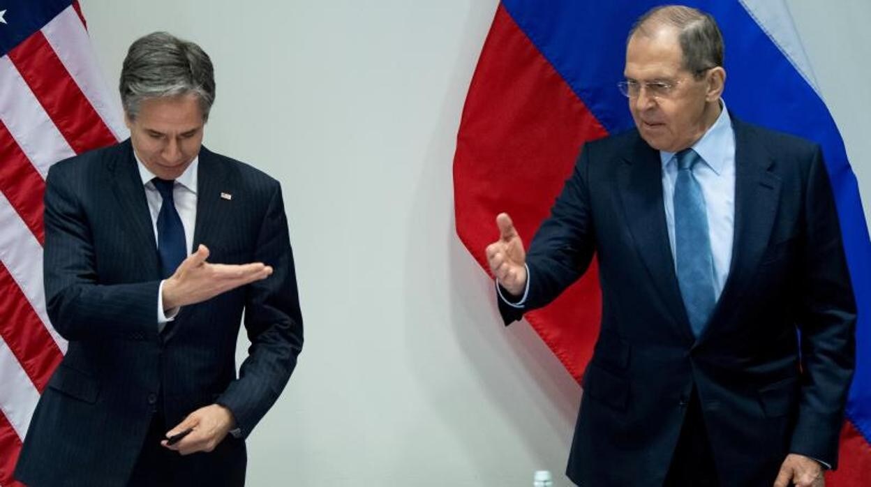 El secretario de Estado de EE.UU., Antony Blinken, y el ministro de Exteriores de Rusia, Serguéi Lavrov, en Reikiavik