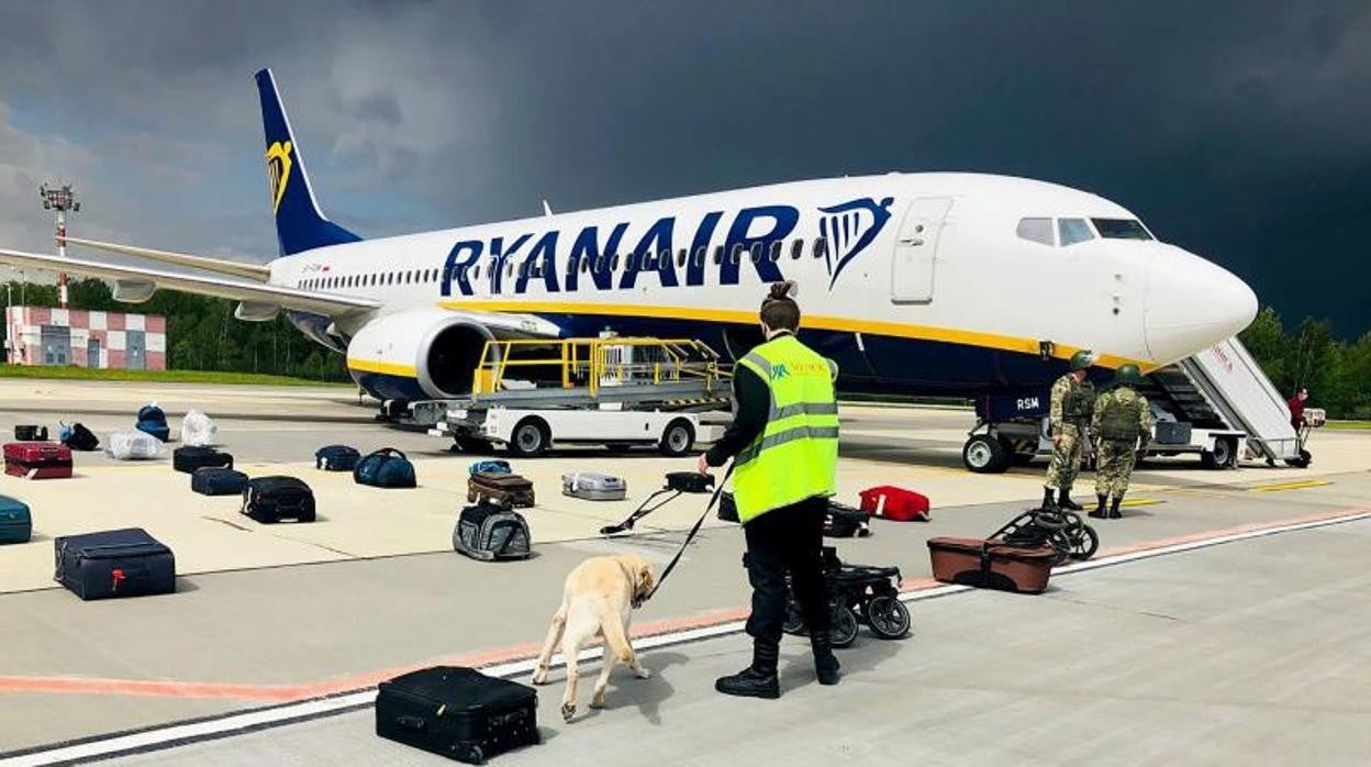 El Boeing 737-8AS de Ryanair, en el aeropuerto de Minsk tras ser forzado a aterrizar