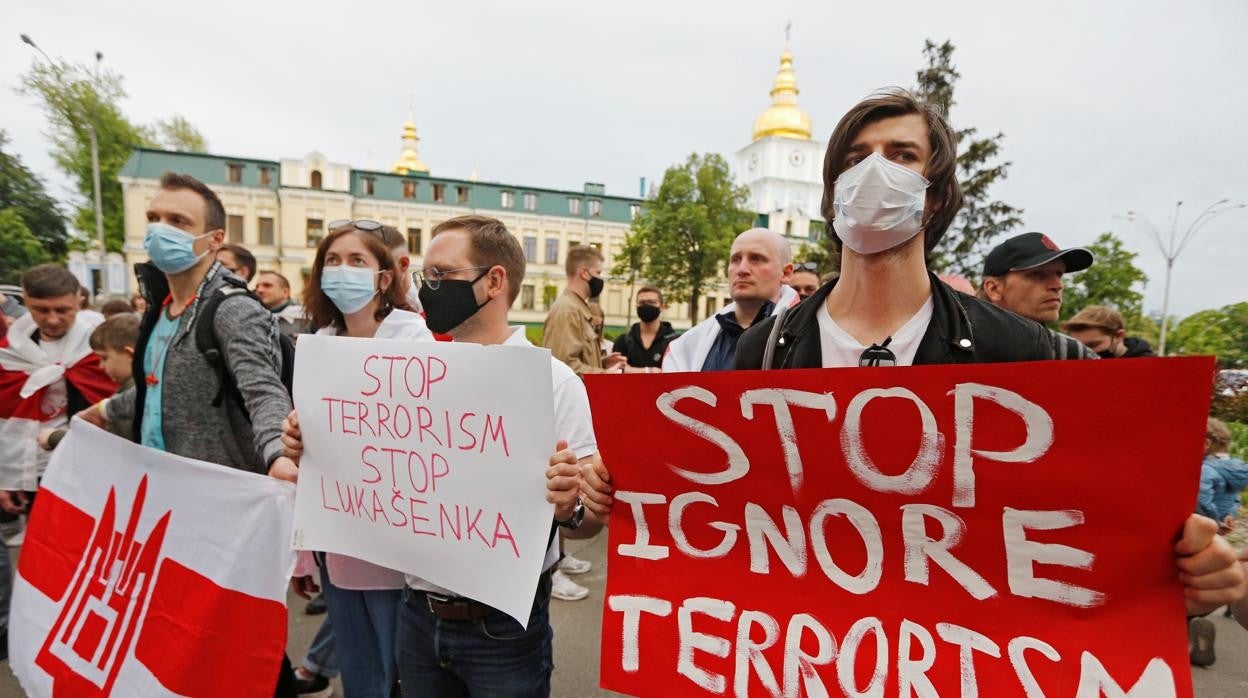 Un grupo de personas asisten a una manifestación en apoyo del bloguero bielorruso, en Kiev