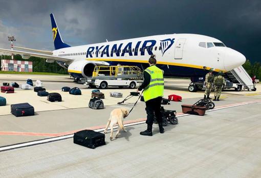 El avión desviado, durante la inspección del equipaje en Minsk