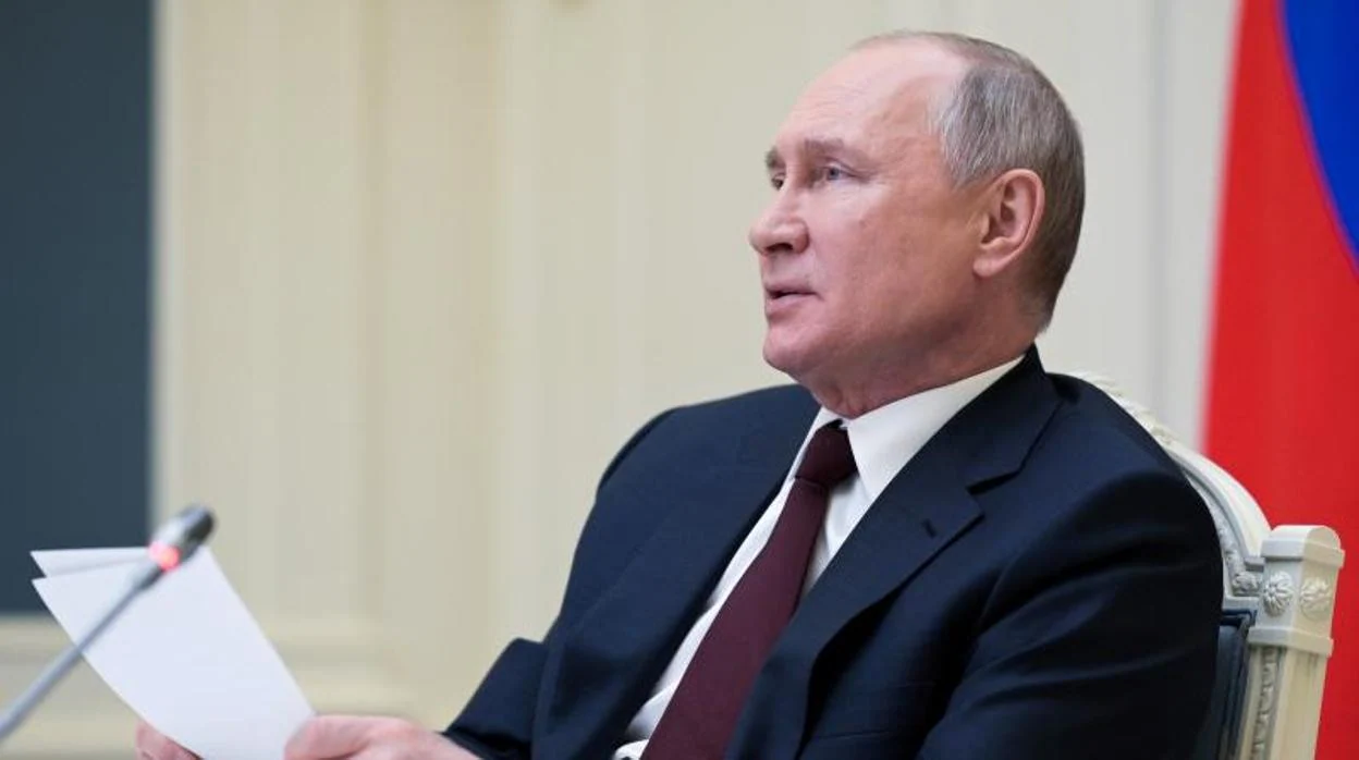 El presidente ruso Vladimir Putin participa en una conferencia virtual en Moscú