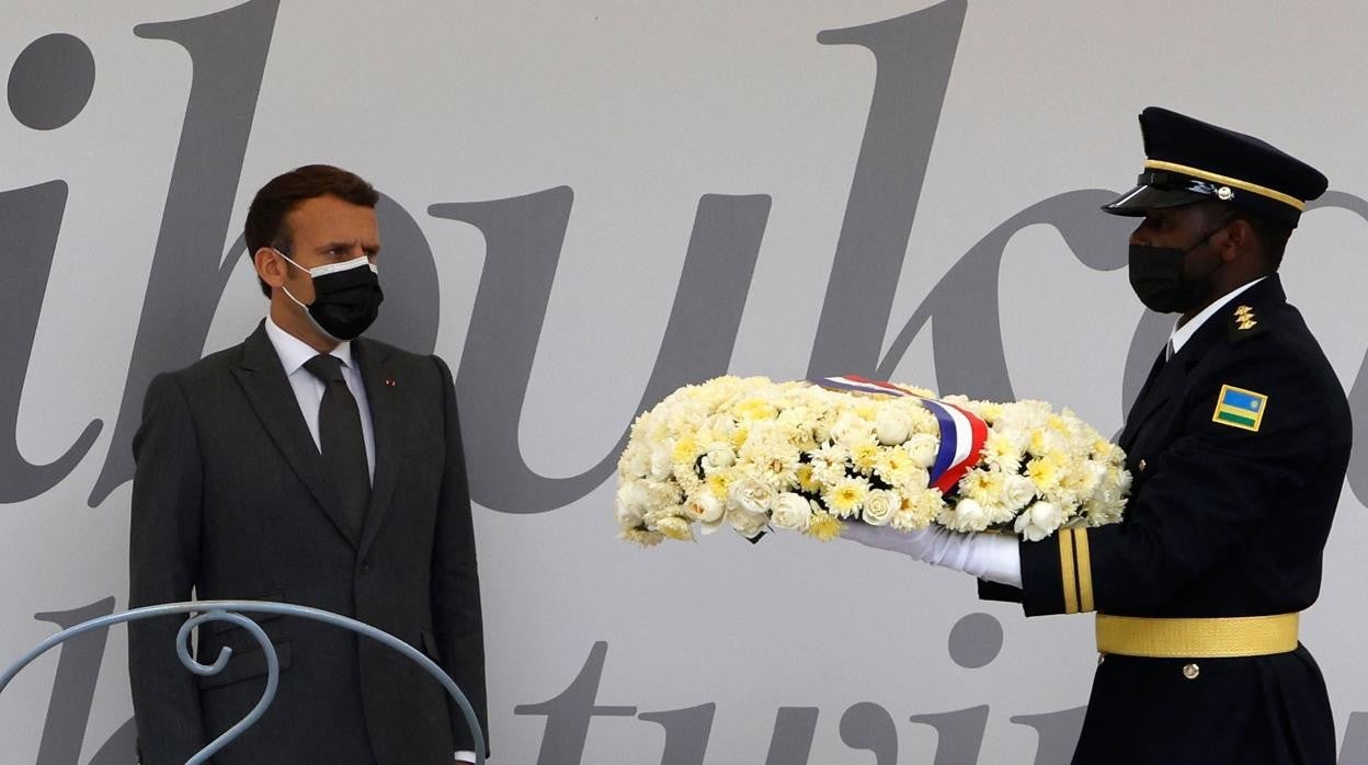 El presidente francés, Emmanuel Macron, se prepara, en Kigali, para colocar una ofrenda floral en recuerdo del 27 aniversario del inicio del genocidio de 1994