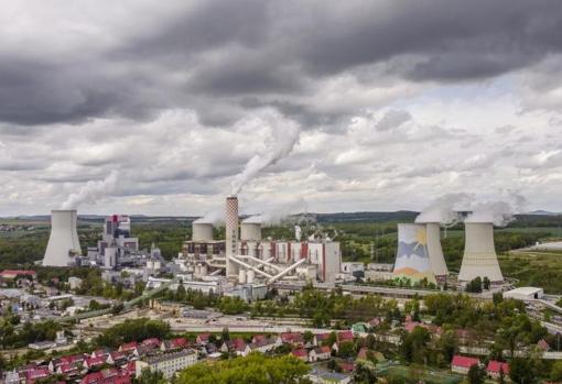 Una fotografía tomada con un dron muestra una vista aérea de la mina de lignito de Turów