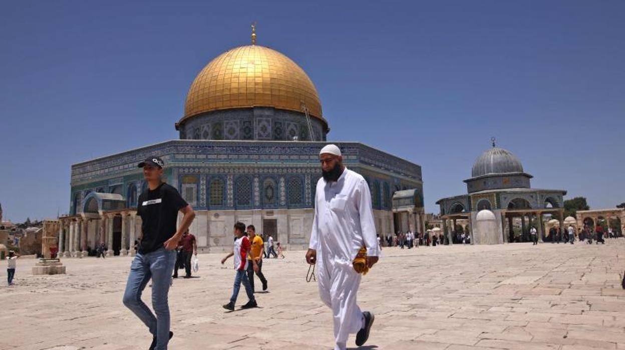 Musulmanes asisten a la oración de los viernes en la mezquita Al Aqsa de Jerusalén