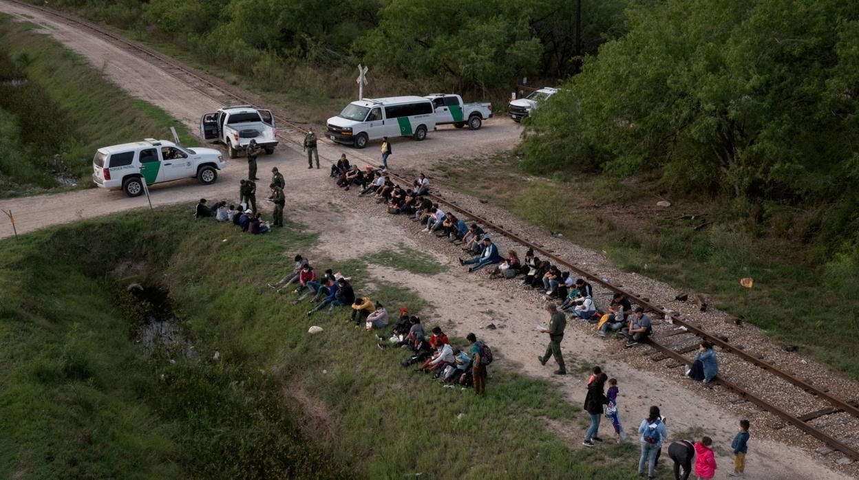 Un grupo de inmigrantes solicitan asilo en la frontera de Texas