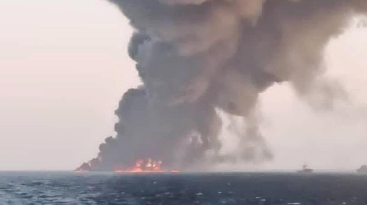 Una gran columna de humo se eleva desde el buque iraní Kharg en el golfo de Omán, en una imagen difundida por la televisión estatal iraní