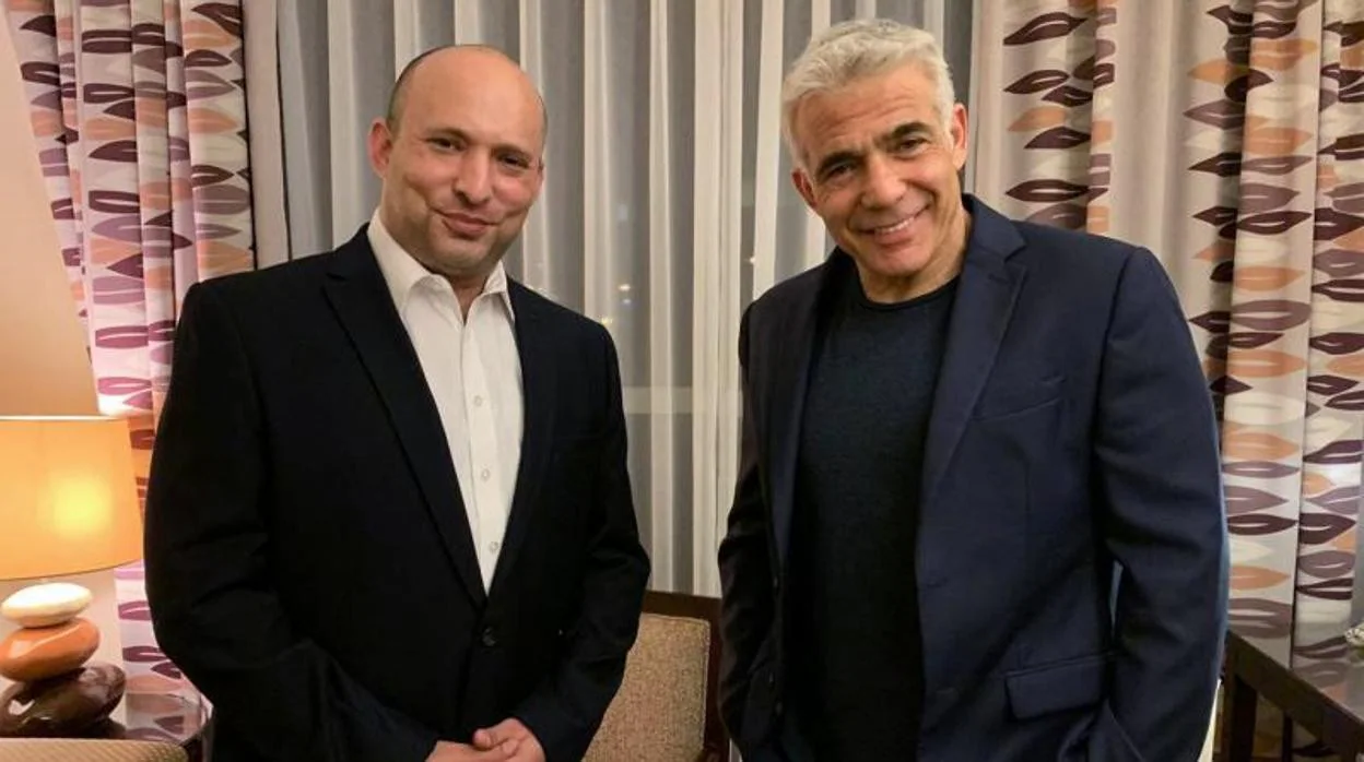 El líder del partido israelí Yesh Atid, Yair Lapid (derecha), con el líder del partido Yamina, Naftali Bennett