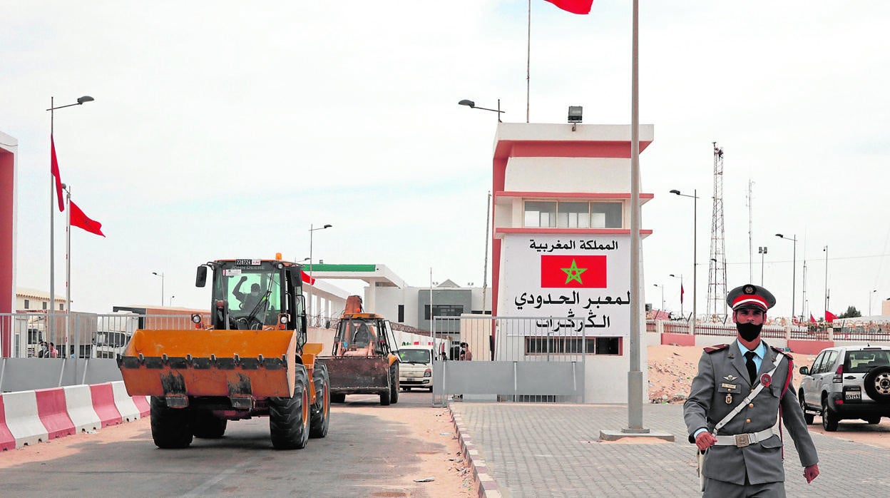 Excavadoras marroquíes tras limpiar los obstáculos puestos por el Polisario en el paso de Guerguerat