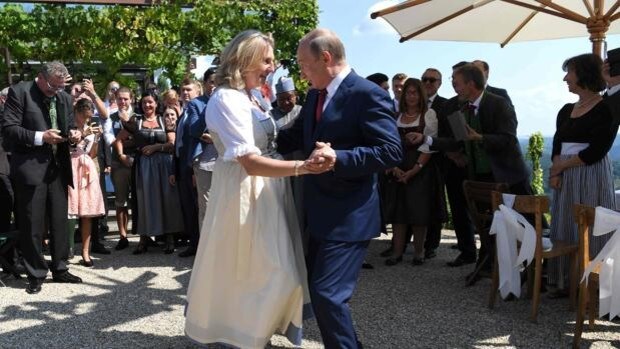 La exministra austriaca que bailó con Putin en su boda entra en la junta directiva de la petrolera rusa Rosneft