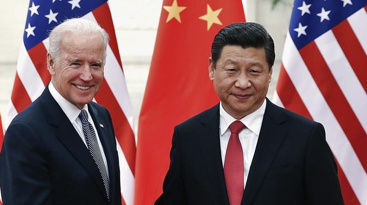 Xi Jinping le da la mano a Joe Biden dentro del Gran Salón del Pueblo, en Beijing
