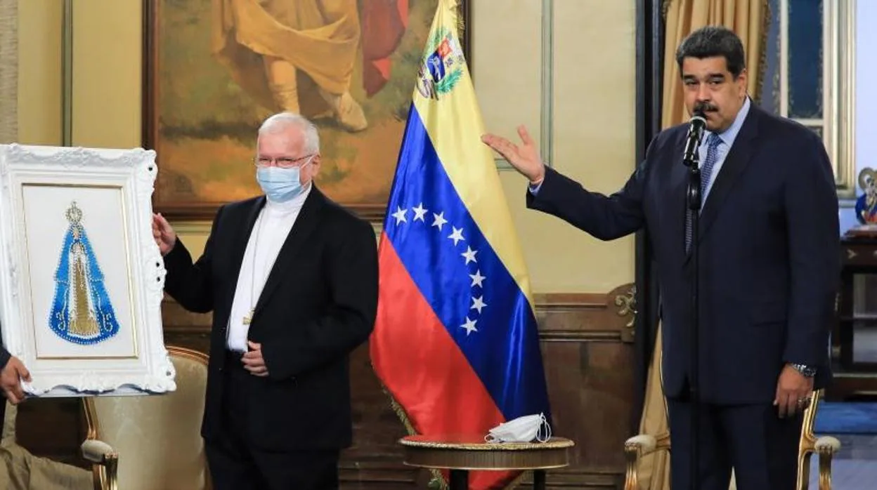 El presidente de Venezuela, Nicolás Maduro, junto al nuncio en Venezuela, Aldo Giordano