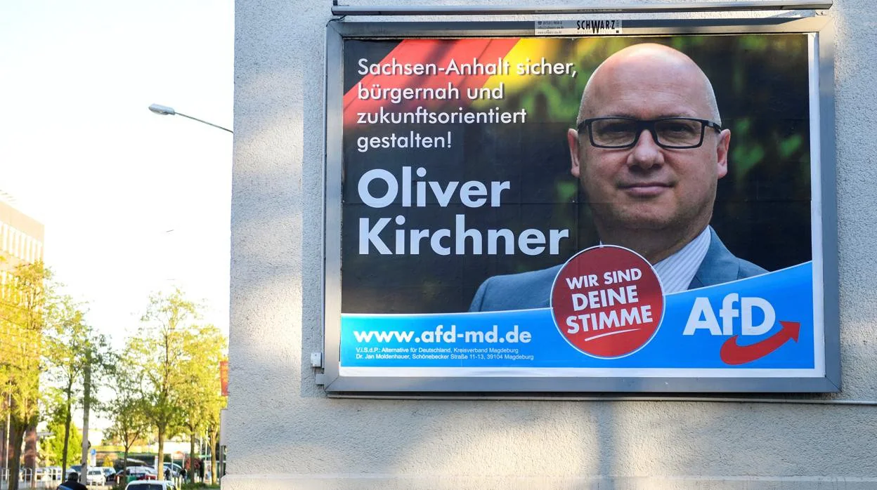 Un cartel que muestra a Oliver Kirchner, máximo candidato del partido de extrema derecha AFD en las elecciones federales de Sajonia-Anhalt