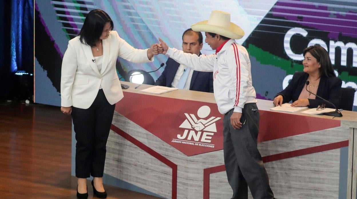 Keiko Fujimori y Pedro Castillo se dan la mano antes de comenzar el último debate presidencial