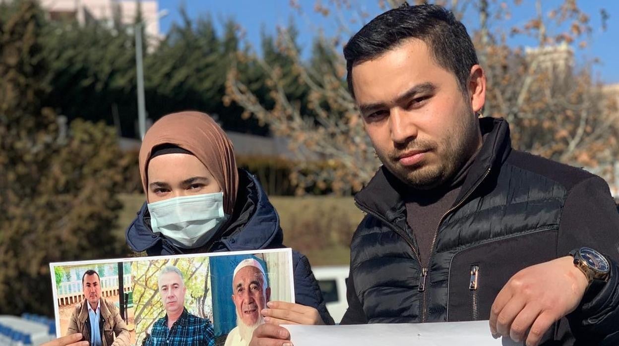 Jevlan Shirmemmet protesta ante el consulado chino en Estambul por el confinamiento de su madre