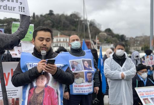 Junto a otros uigures exiliados en Turquía, Jevlan Shirmemmet (en primer plano) protesta ante el consulado chino en Estambul por el confinamiento de su madre en un campo de reeducación en Xinjiang
