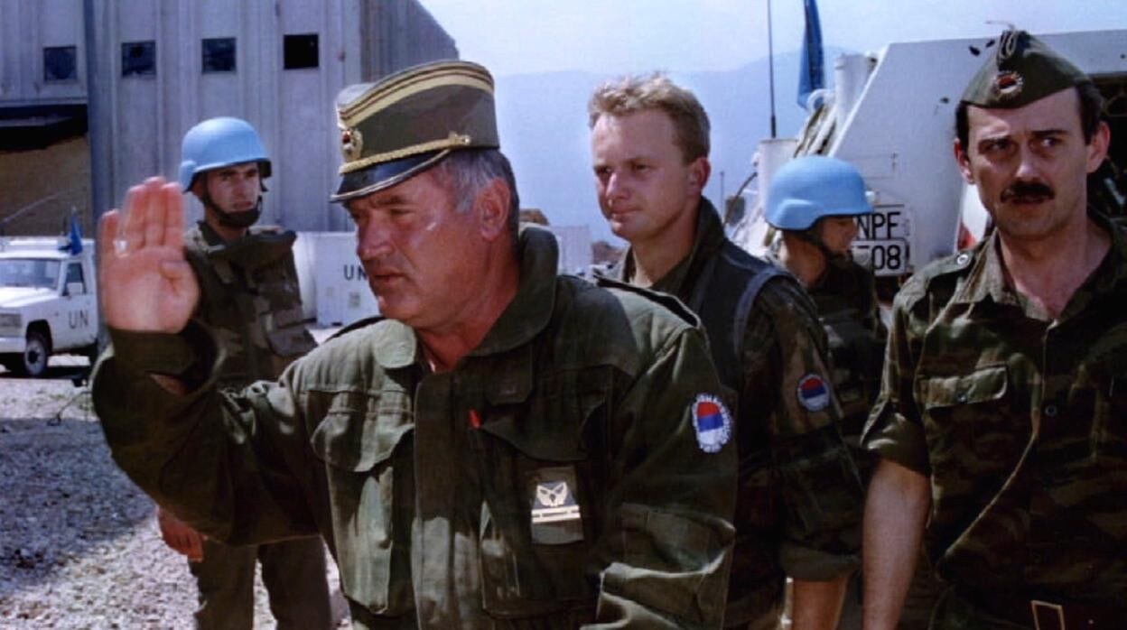 El Comandante serbio Mladic entra en Serbia y exige la rendición