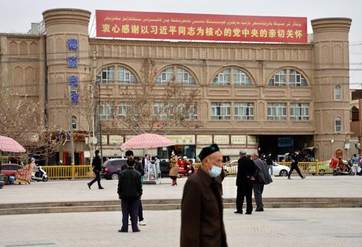 «Sincero agradecimiento por su cuidado al presidente Xi Jinping como núcleo del Comité Central del Partido Comunista», reza este cartel de la propaganda en el centro de Kashgar congratulándose de la seguridad que ha traído la campaña antiterrorista