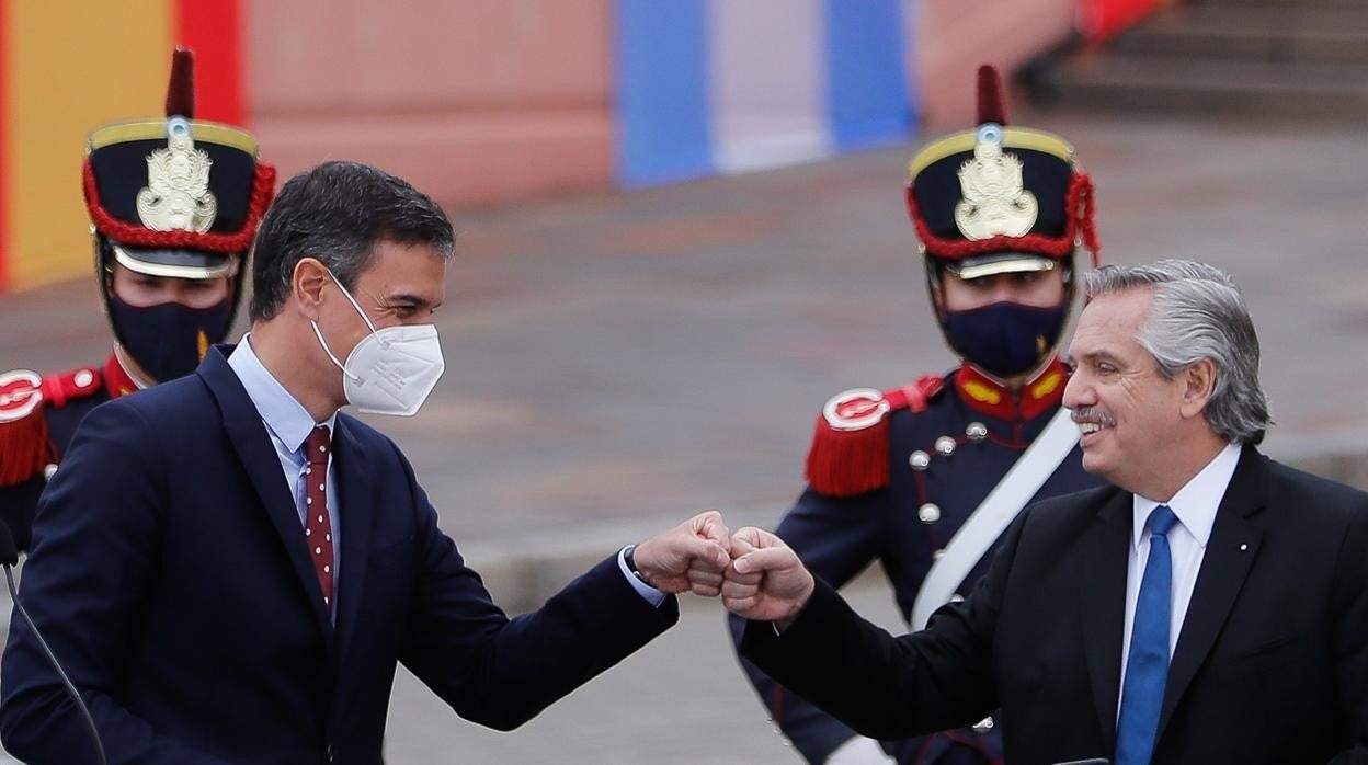 El presidente argentino, Alberto Fernández, saluda a Pedro Sánchez este miércoles
