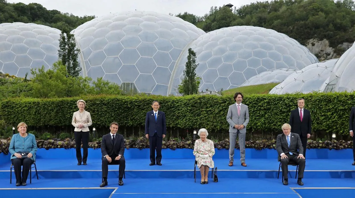 Foto de familia del G-7, con la Reina Isabel II en el centro de los líderes mundiales