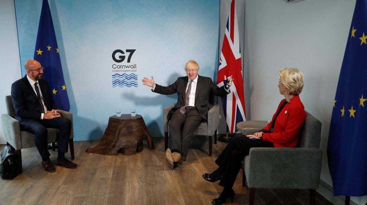 El primer ministro británico Boris Johnson, durante la reunión bilateral con la presidenta de la Comisión Europea, Ursula von der Leyen.y el presidente del Consejo Europeo, Charles Michel