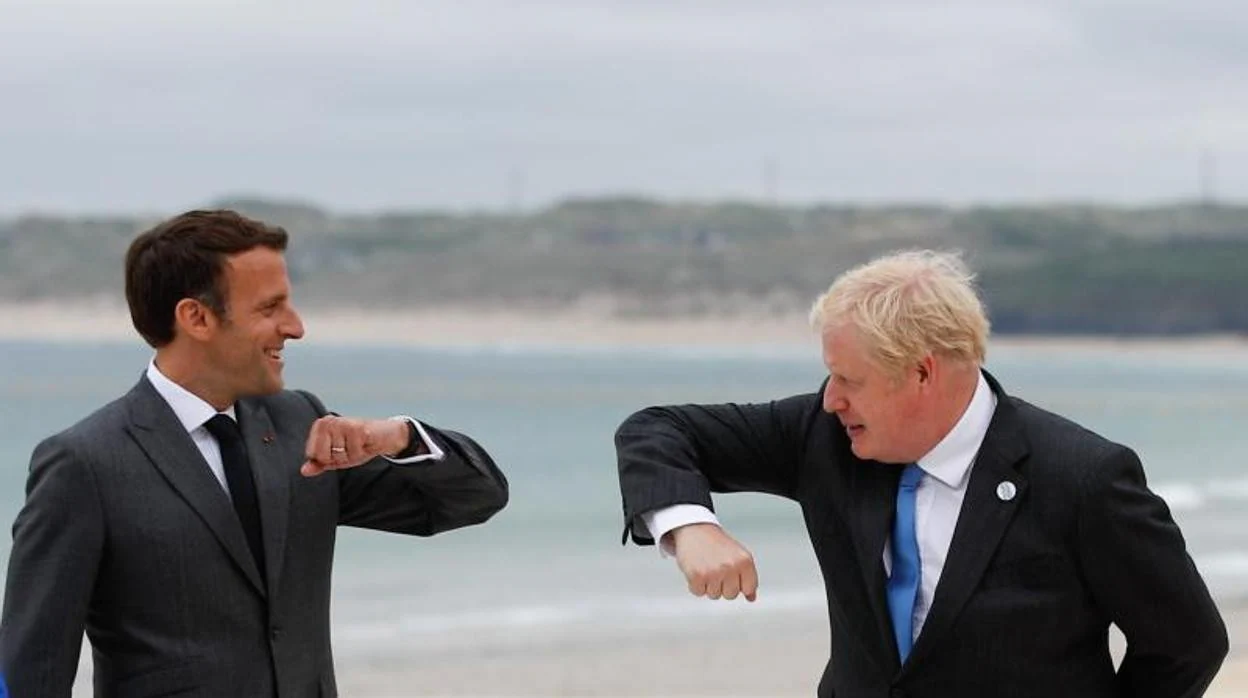 Johnson y Macron se saludan durante el G-7 que se está celebrando en Corrnualles
