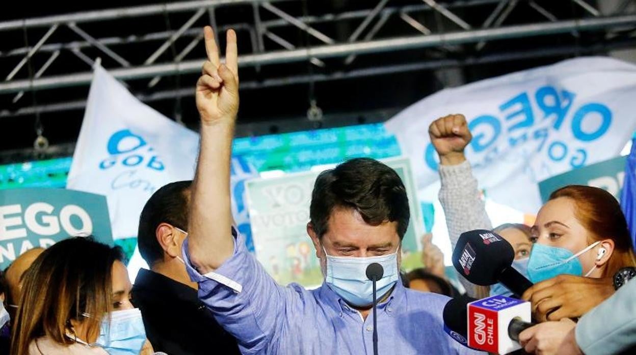 Claudio Orrego durante la segunda vuelta de las elecciones a gobernadores regionales, en Santiago (