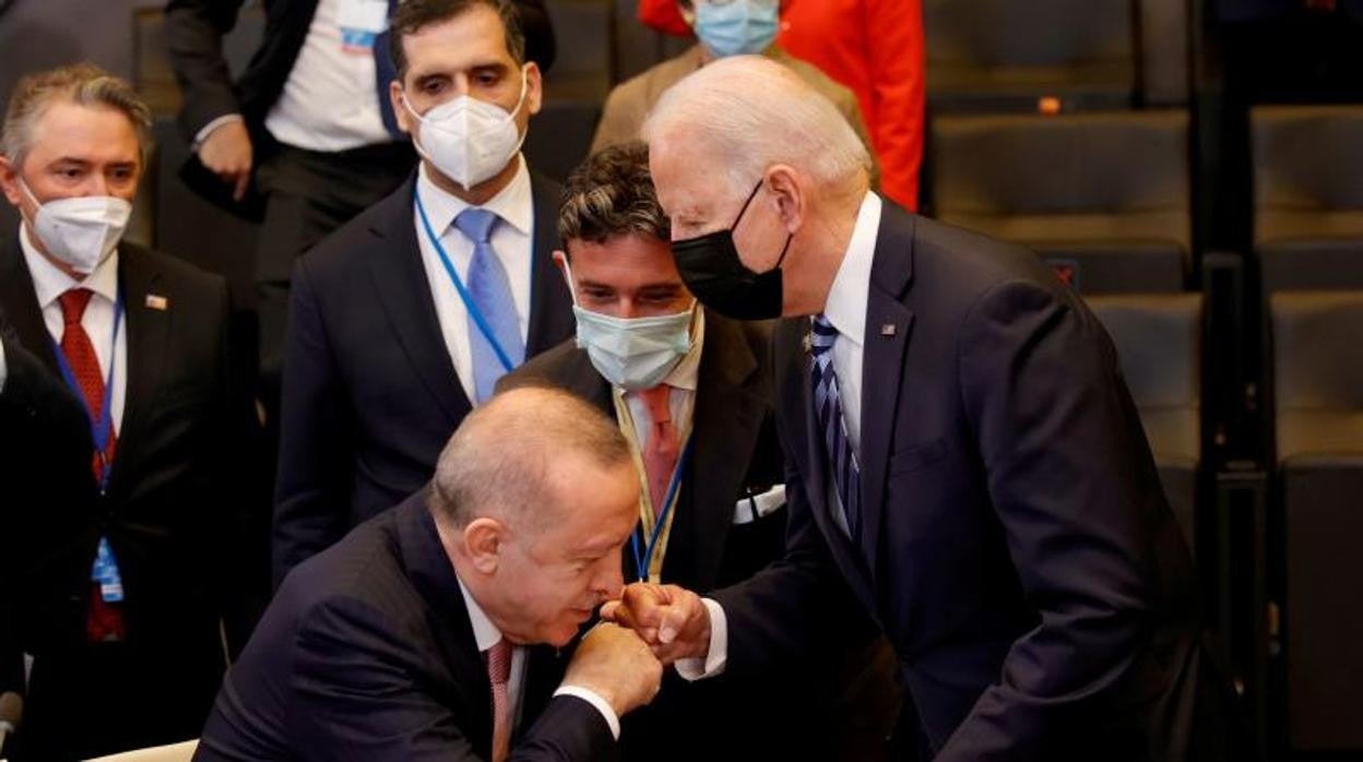 Biden y Erdogan se saludan al comienzo de la sesión plenaria de la cumbre de la OTAN