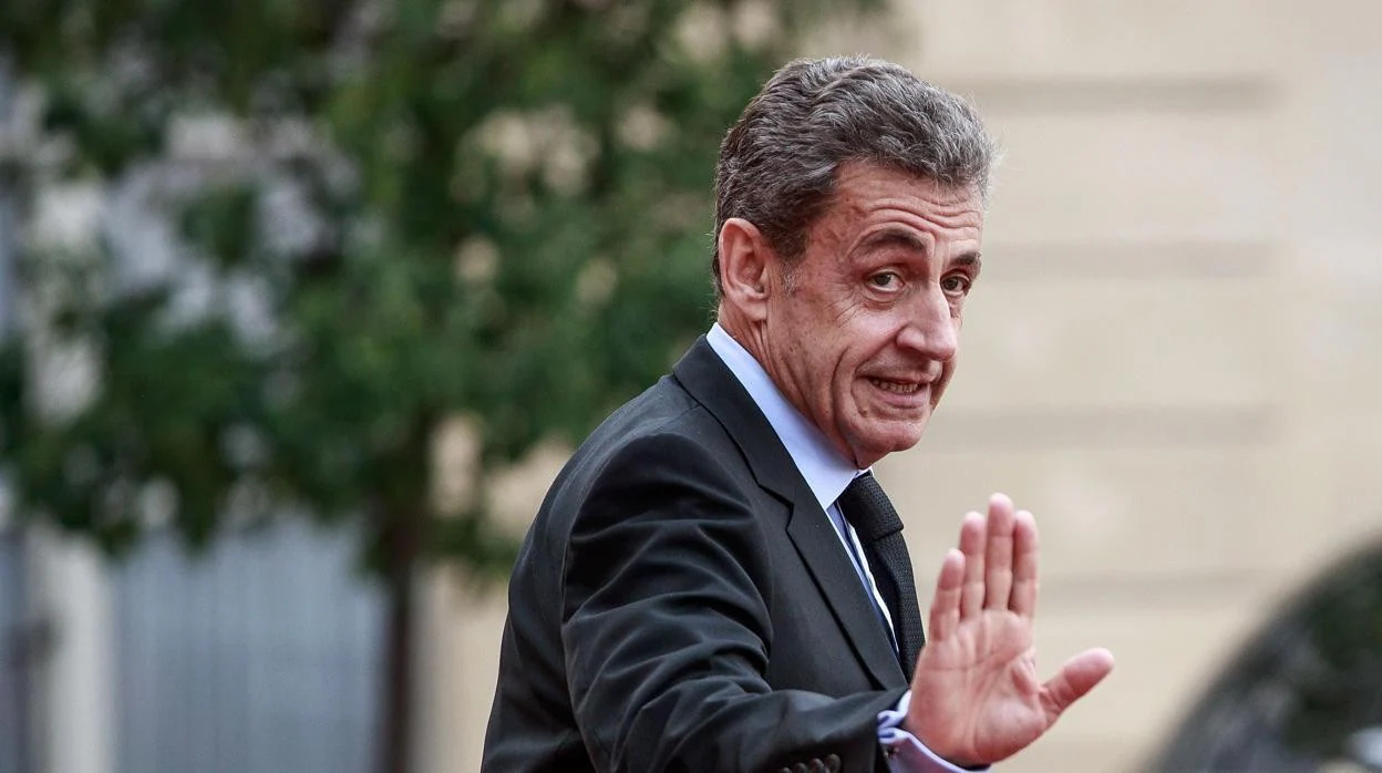 El presidente francés Nicolas Sarkozy abandona el palacio del Elíseo después de un almuerzo para los líderes y jefes de estado visitantes, en 2019