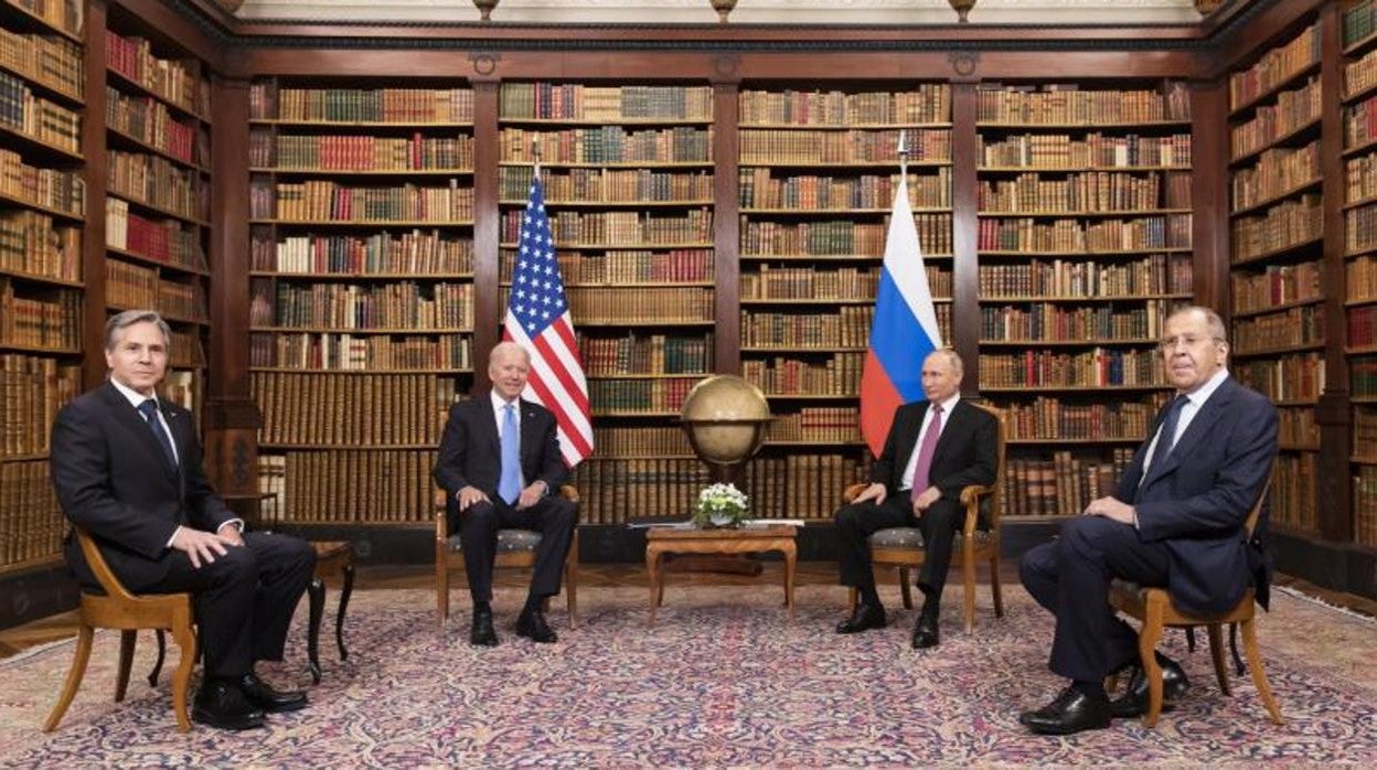Joe Biden y Vladimir Putin, flanqueados por el secretario de Estado de EE.UU., Antony Blinken, y el ministro de Exteriores ruso, Serguéi Lavrov, este miércoles en Ginebra