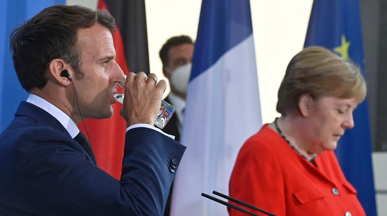 El presidente Macron y la canciler Merkel, durante una rueda de prensa conjunta este viernes en Berlín