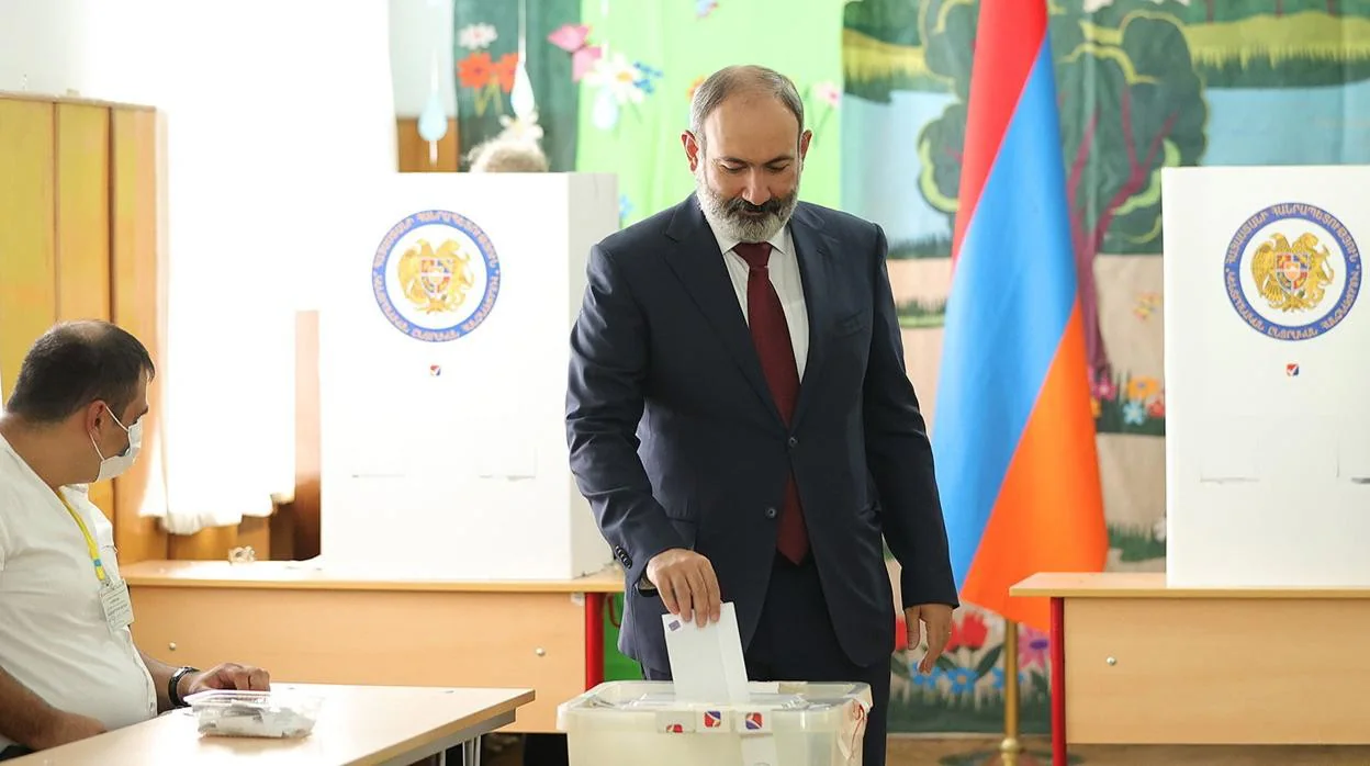 El primer ministro armenio deposita su voto en la urna electoral