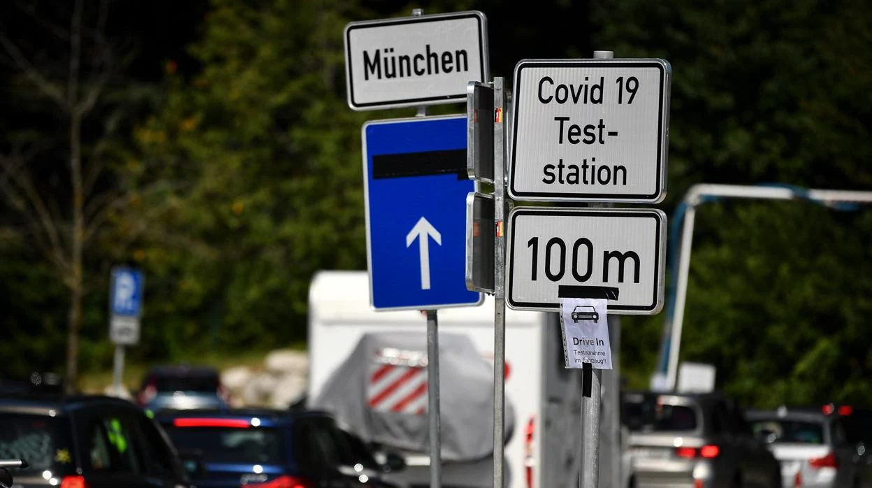 Los coches esperan en una estación de prueba COVID-19 en Hochfelln, Alemania