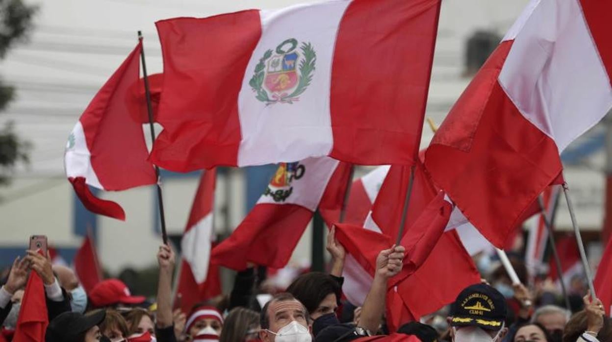 Personal retirado de las fuerzas armadas y la policía y familiares se manifiestan contra un supuesto fraude electoral hoy, en Lima (Perú)