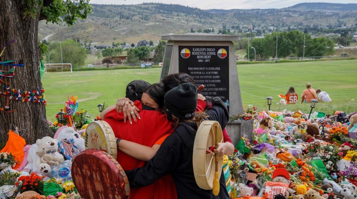 Homaneje a los 215 menores cuyos cuerpos fueron encontrados a principios de junio