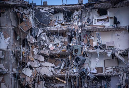 Vista exterior del edificio de 12 pisos derrumbado parcialmente en Miami