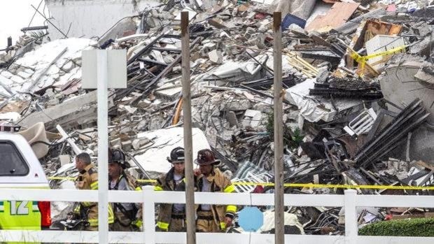 Los bomberos oyen sonidos bajo los escombros del edificio de Miami, con 159 desaparecidos