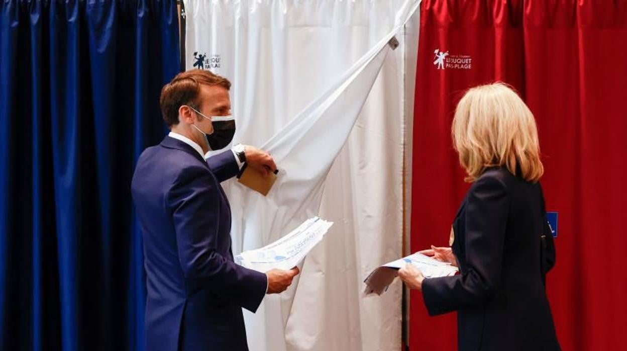 Macron vota en la primera vuelta de las regionales francesas