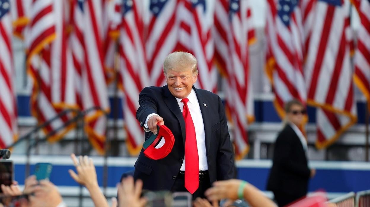 Trump saluda a simpatizantes durante el mitin que celebró en Wellington, Ohio