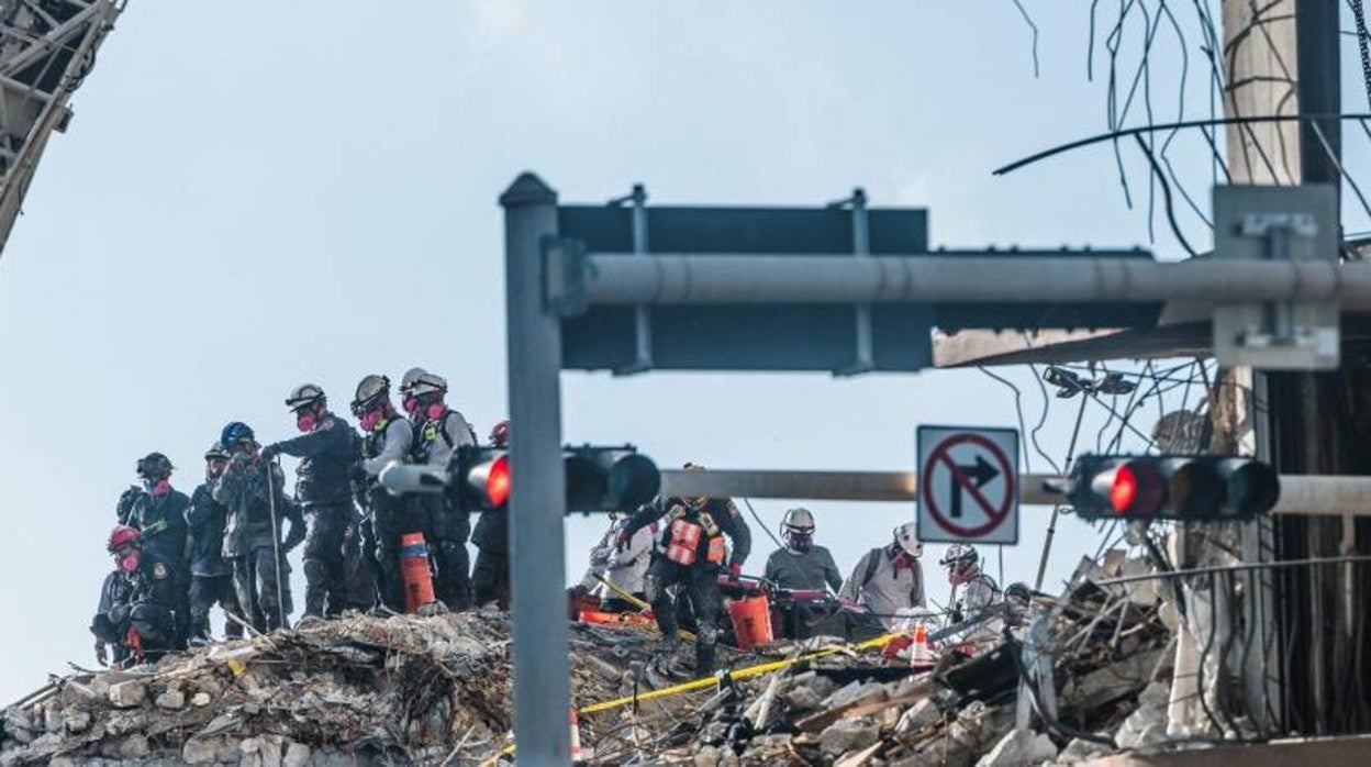 Los equipos de rescate tratan de hallar supervivientes entre los escombros del edificio que se derrumbó en Miami