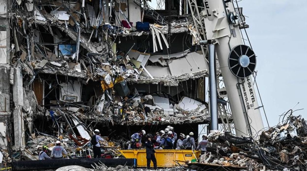 Las labores de rescate continuaban este martes entre los restos del edificio en Surfside