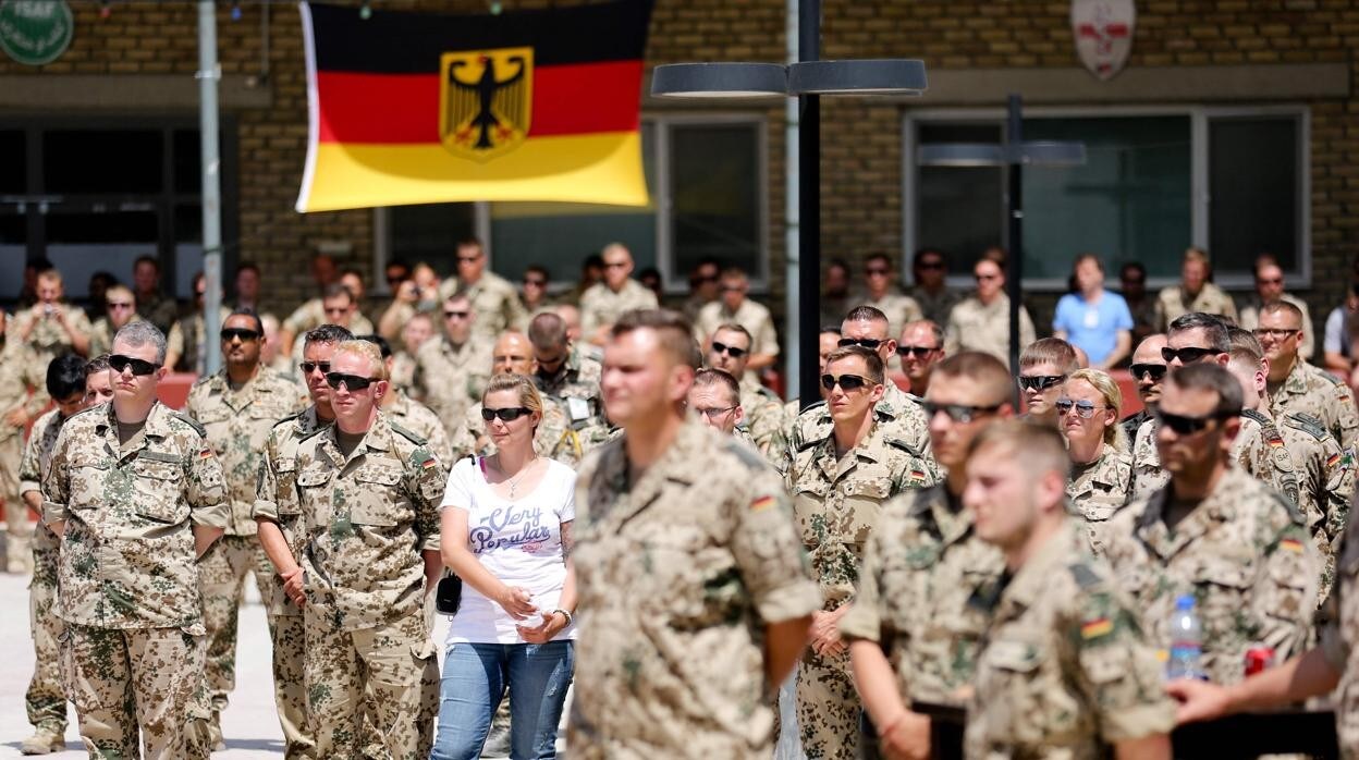 Soldados alemanes escuchan un discurso de la canciller alemana cuando visitó la base de la Bundeswehr, en Mazar-i-Sharif, Afganistán