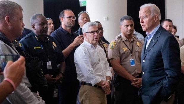 Biden llega a Miami para reunirse con las familias una semana después del derrumbe del edificio